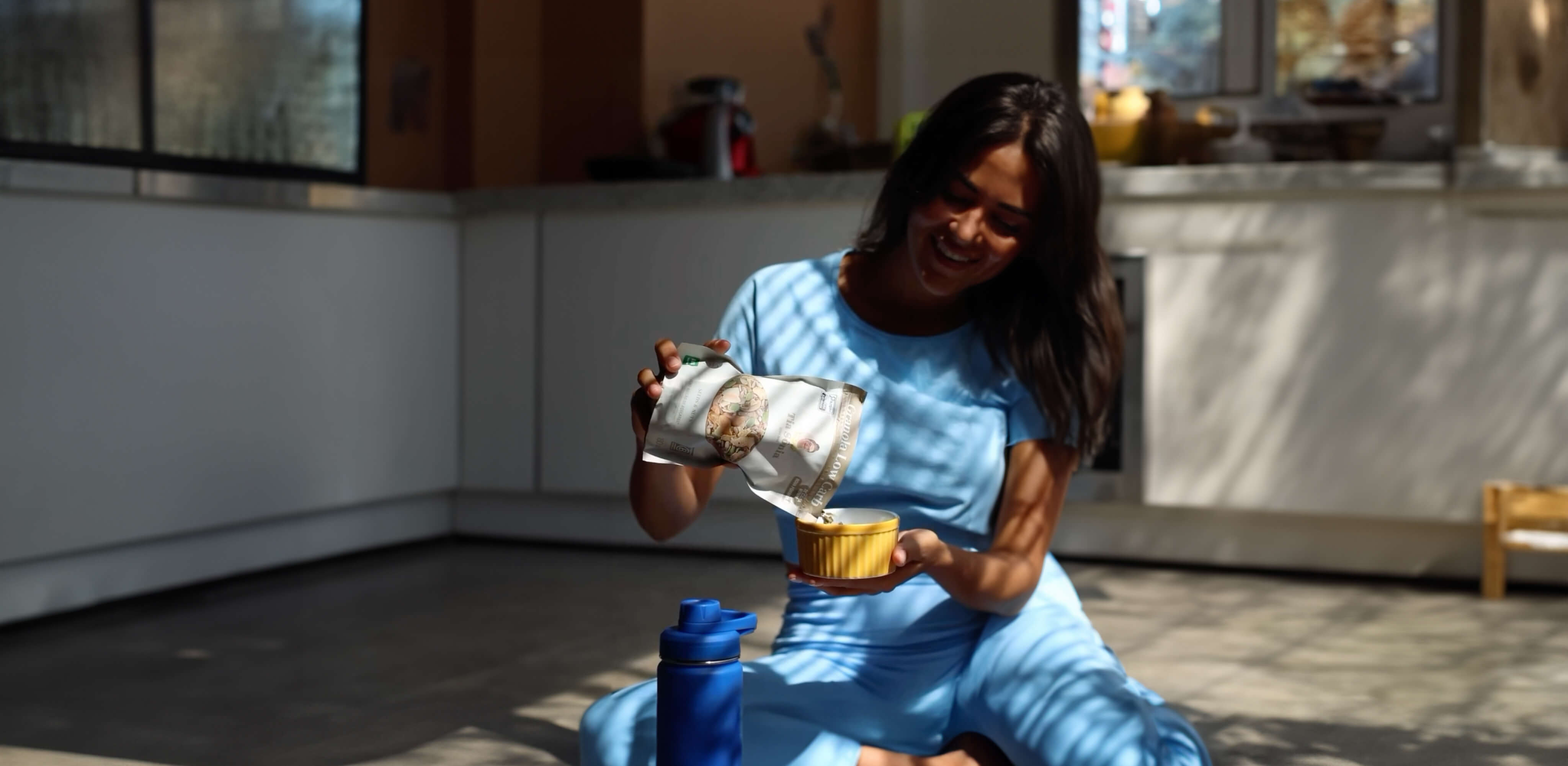 Foto de mulher feliz com uma tigela de Granola Low Carb Tia Sônia